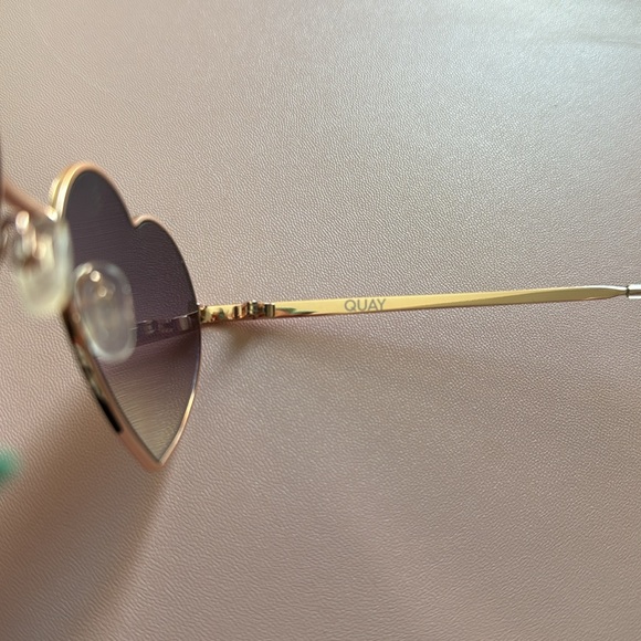 QUAY Heartbreaker Sunglasses - Picture 4 of 4